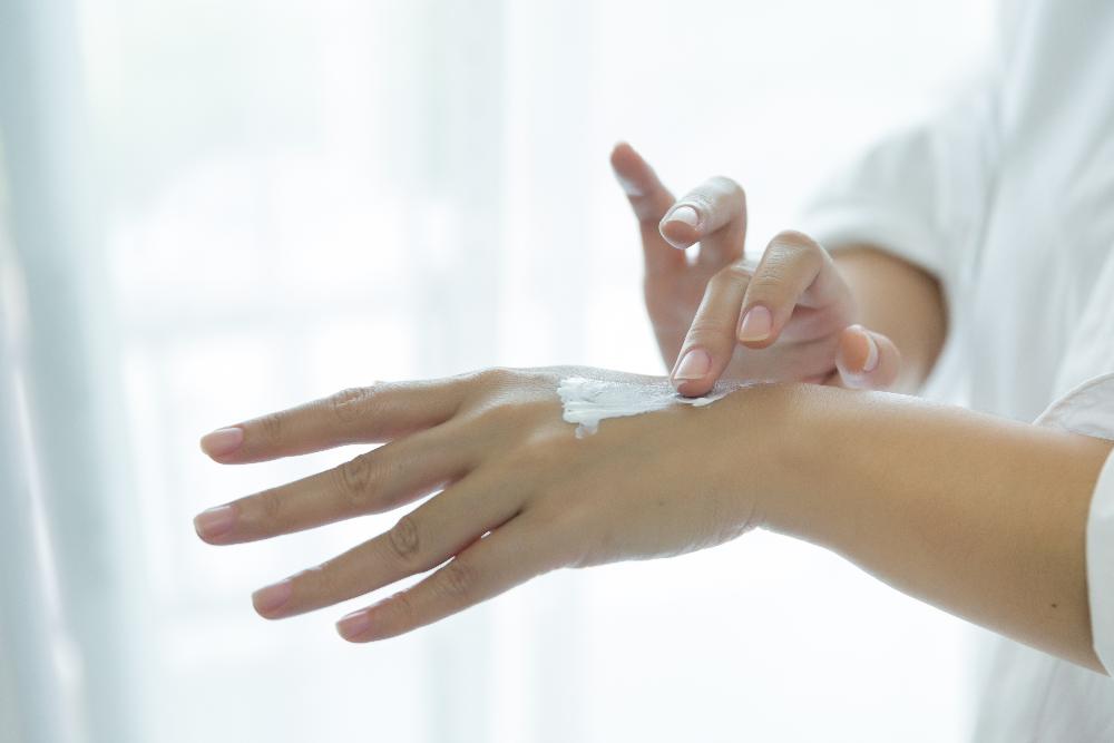 Aplicación de crema para las manos Aplicación de crema para las manos