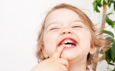 ¿Cómo se deben cuidar los dientes de los niños?